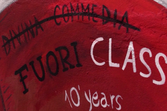 Dove la ripetizione sussurra “non sei solo”